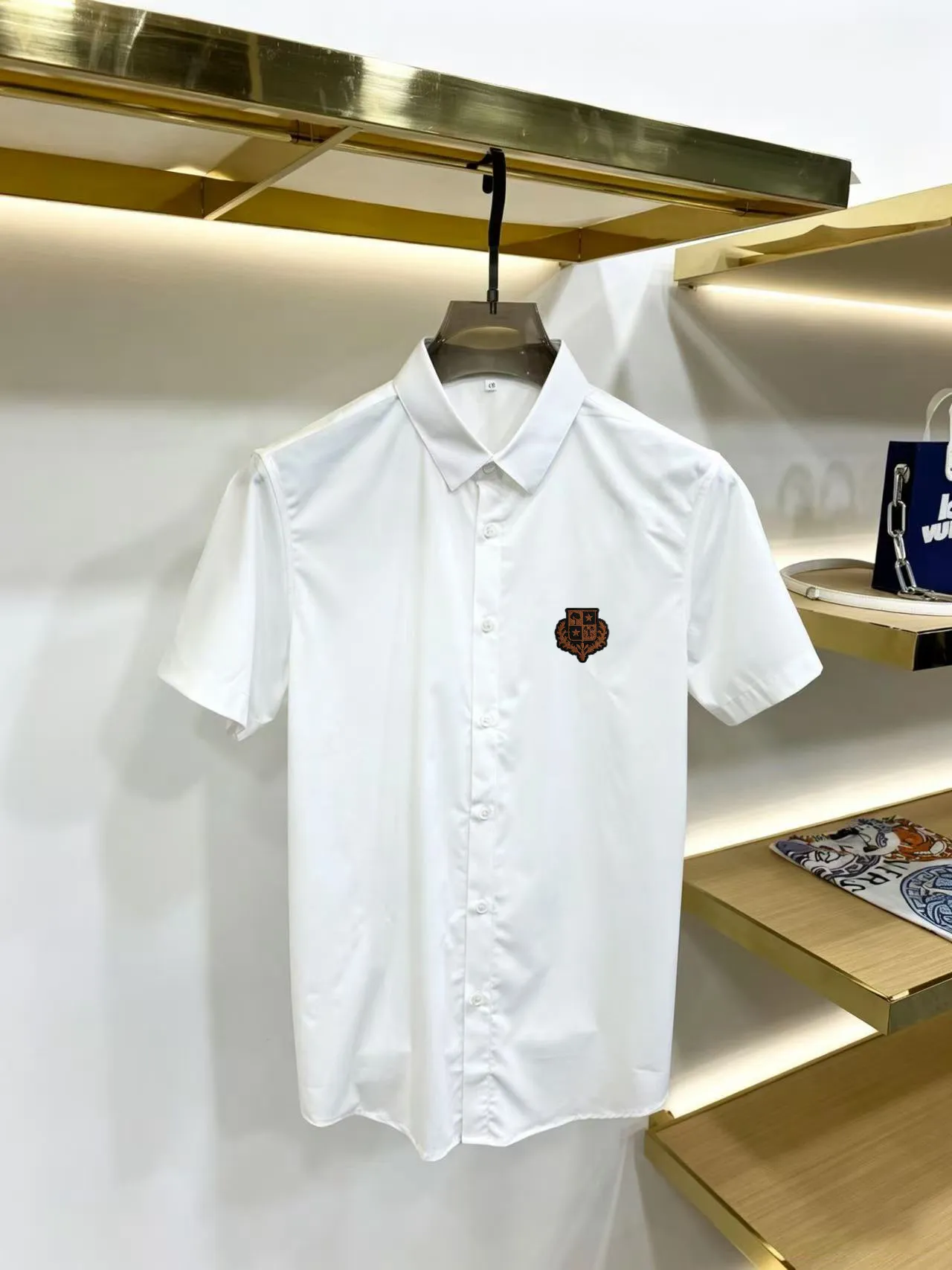 The latest series of short-sleeved shirts from LP's official website for spring and summer. They are made of high-quality premium European cotton fabrics, which are refreshing and breathable. They are quite wide and stylish, with exquisite stitching and three-dimensional shape. They always provide a very high wearing experience! The counter is slim-fitting and has an arc-shaped hem, giving you a relaxed and handsome look! Suitable for any occasion, it brings aura to any occasion, highly recommended👍 Normal Size: 39-44